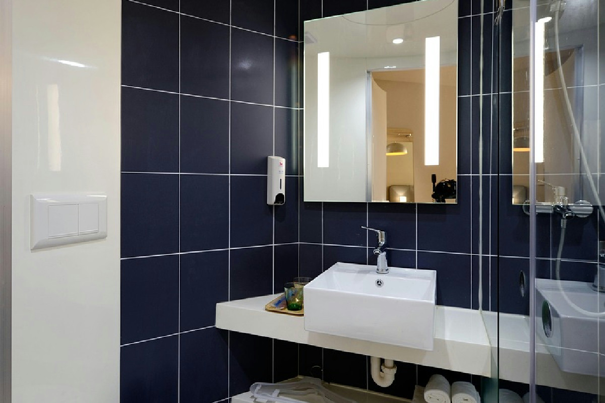 Non uso più solo piastrelle classiche per il bagno piccolo: ecco cosa ho scelto (e perché)